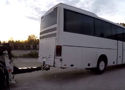Автобус на жесткой сцепке готов к эвакуации