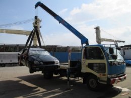 Эвакуатр с краном-манипулятором и легковым авто