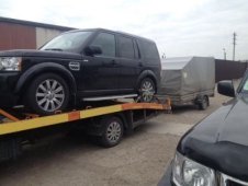 Внедорожник, погруженный на платформу